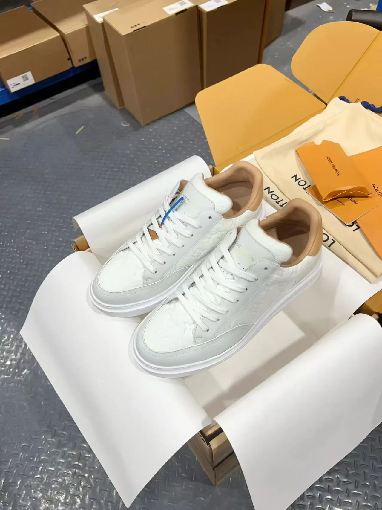 👟👟Ex-factory price 640👟👟 Vuitton Louis Vuitton Beⅴerly Hⅰll men's casual sports shoes white shoes —————————— Good looks and handsome feet, every color is huge and beautiful! A must-have item for fashionistas 🛍 Original custom-made embossed grained calfskin (not superfiber leather on the market, everyone needs to distinguish it!) symmetrical old pattern washed denim; all accessories and accessories are customized according to the original 1:1. Even the color matching of the shoelaces is customized 1:1. Original identical private model TPU outsole. Many clever little designs must have the original version to see that they are well done. The quality lies in the details! The original consistent chip tag can be directly entered into the LV official website 😏 Purchasing agent for ceiling level. Full set of Jingmei aircraft box packaging. Please look for our quality‼ ️ Please pay attention to distinguish the currency materials on the market! Code number: 37-45